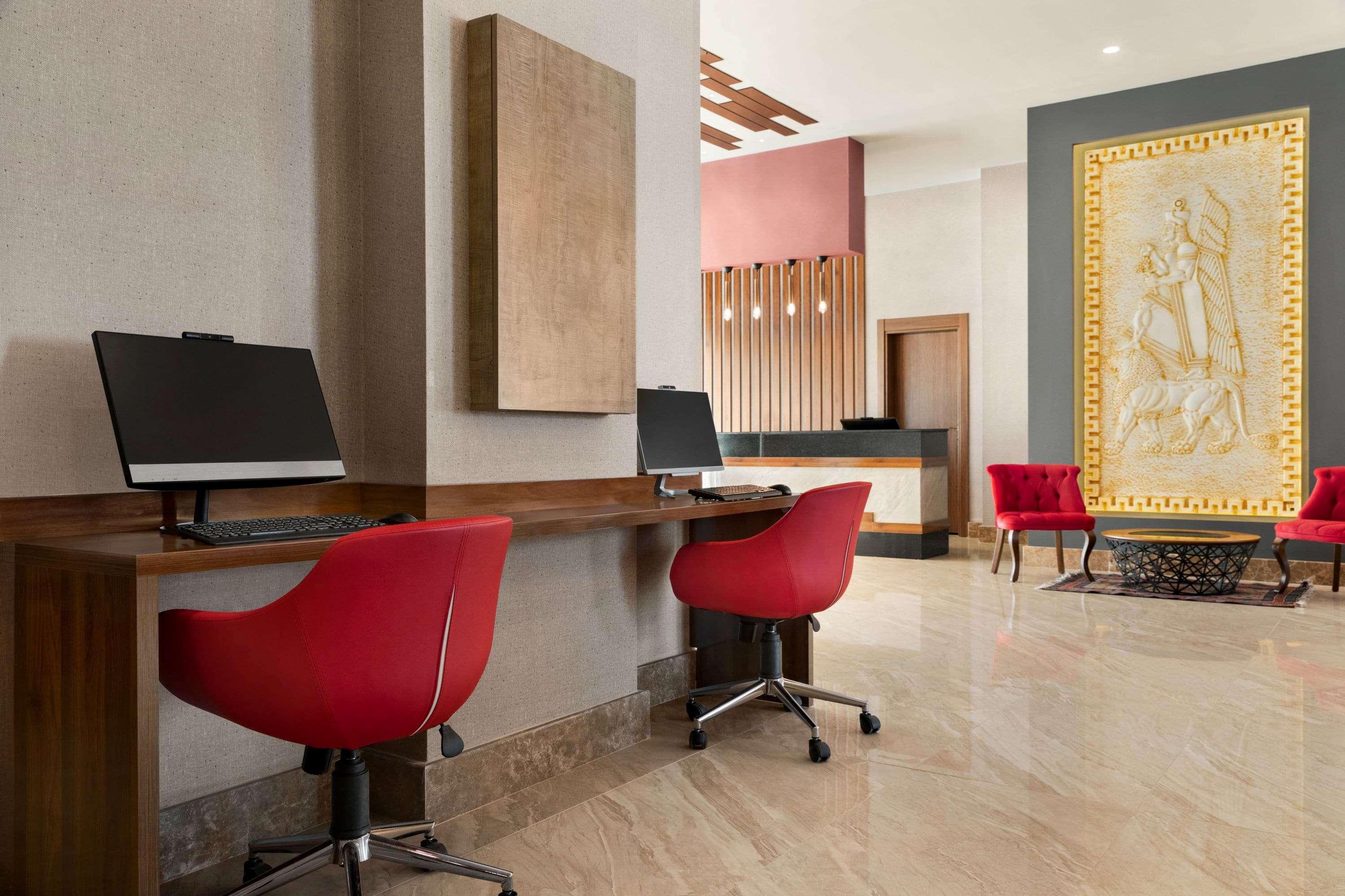 Ramada By Wyndham Van Buitenkant foto