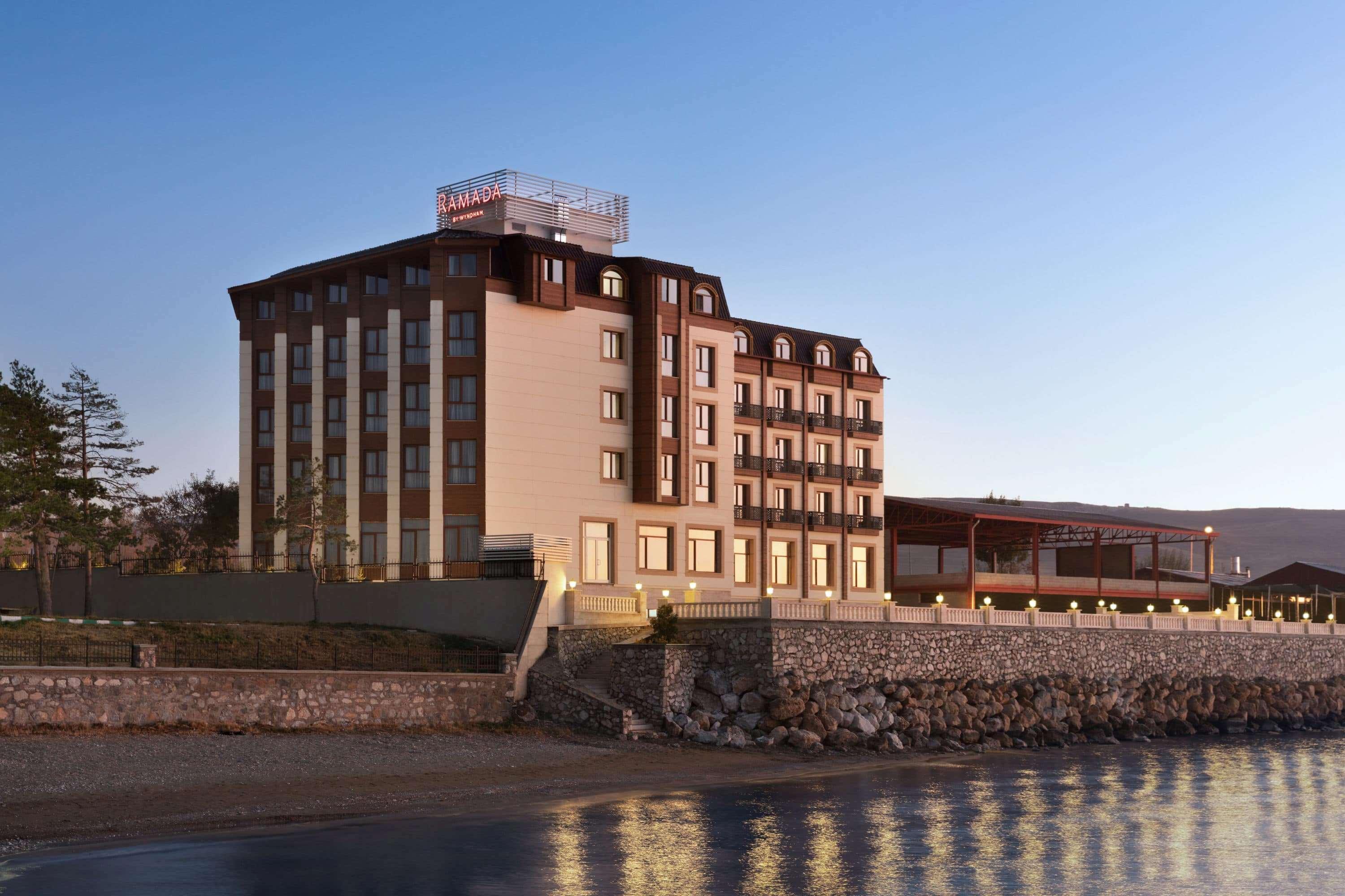 Ramada By Wyndham Van Buitenkant foto