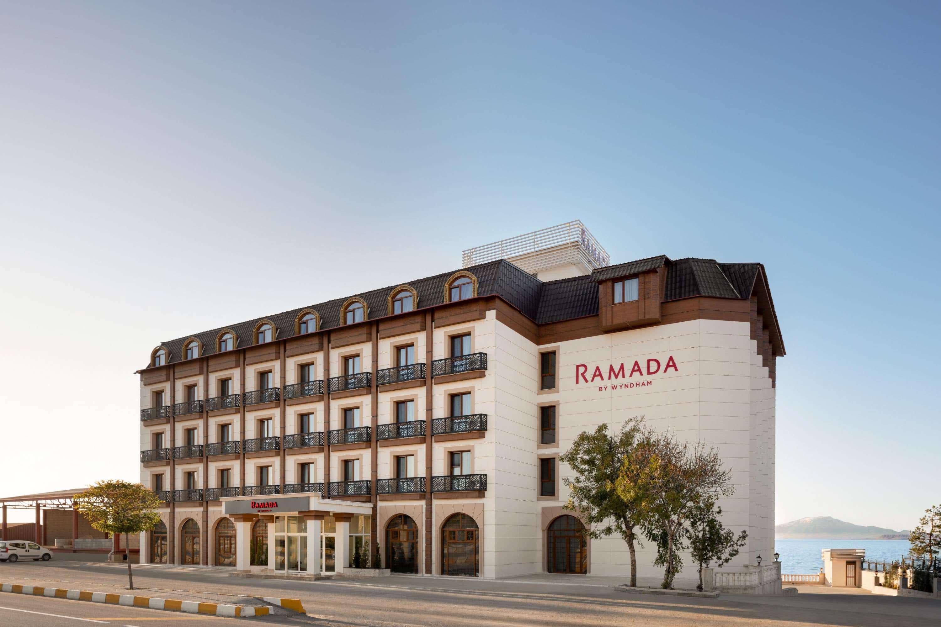 Ramada By Wyndham Van Buitenkant foto