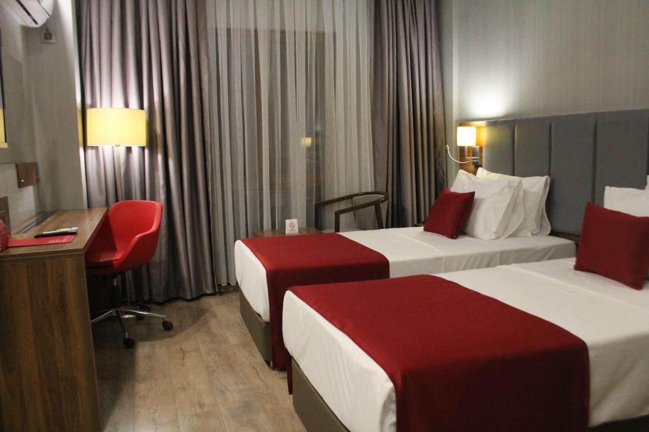 Ramada By Wyndham Van Buitenkant foto