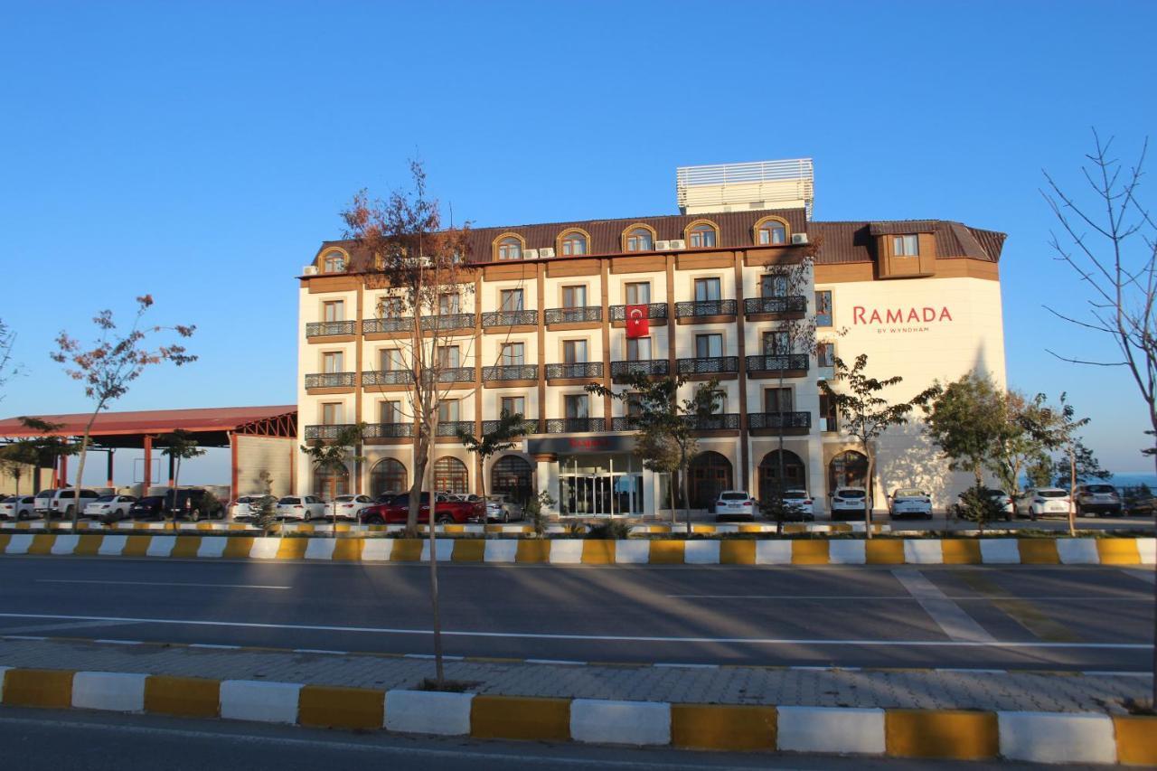 Ramada By Wyndham Van Buitenkant foto